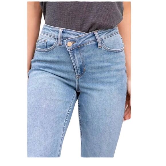 Judy Blue Yard Work Cross Over High Rise Medium Blue Wash Relaxed Fit, Size 18W - Picture 3 of 16